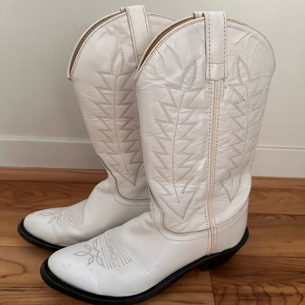 White boots size 7.5